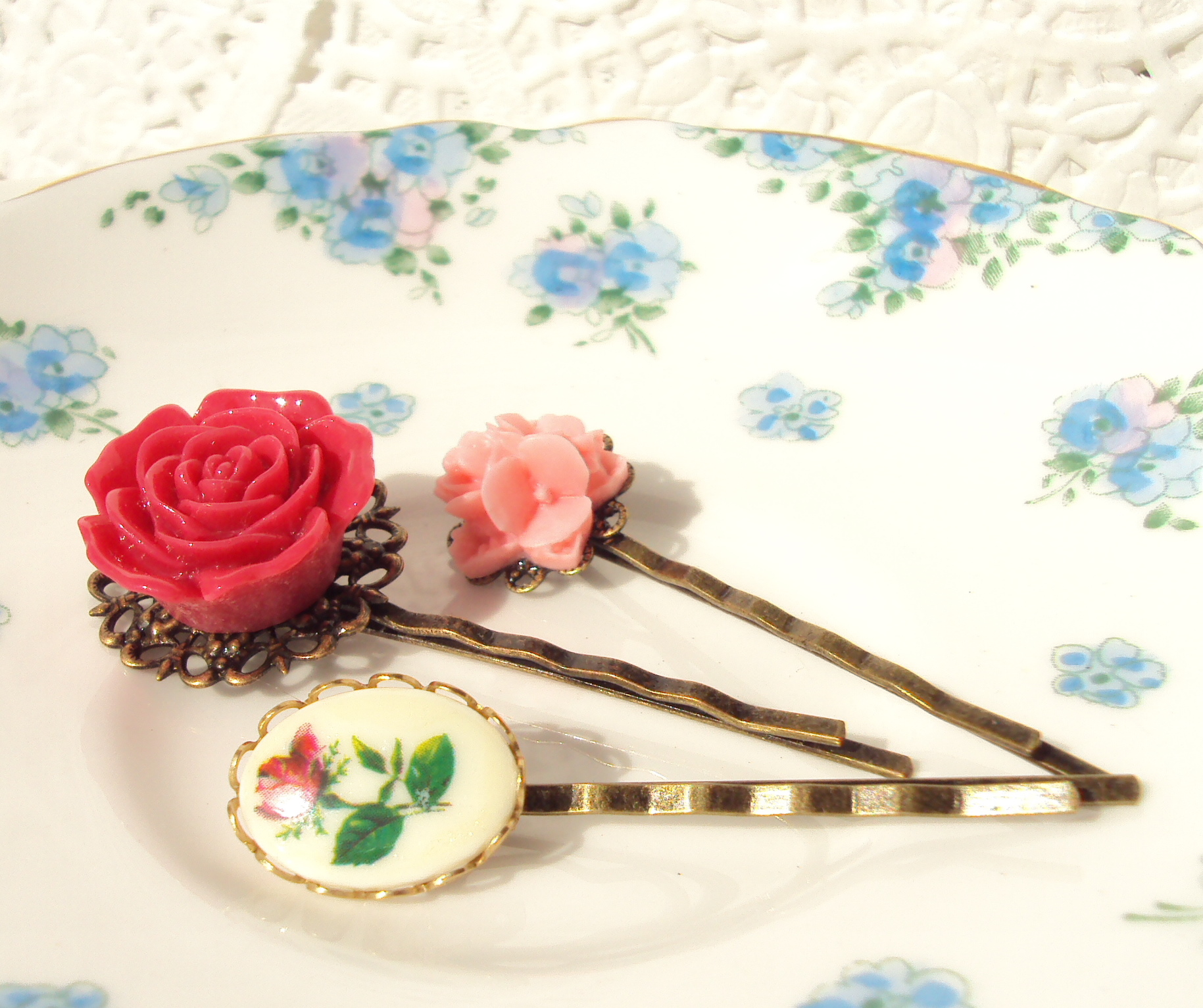 Roses Are Red Flower Bobby Pin Set on Luulla